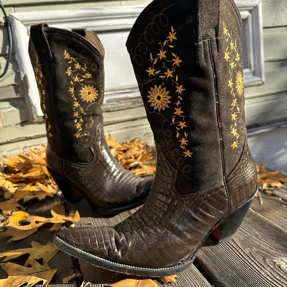 Vintage El General >>>genuine crocodile gold embroidered extra pointy toed boots
